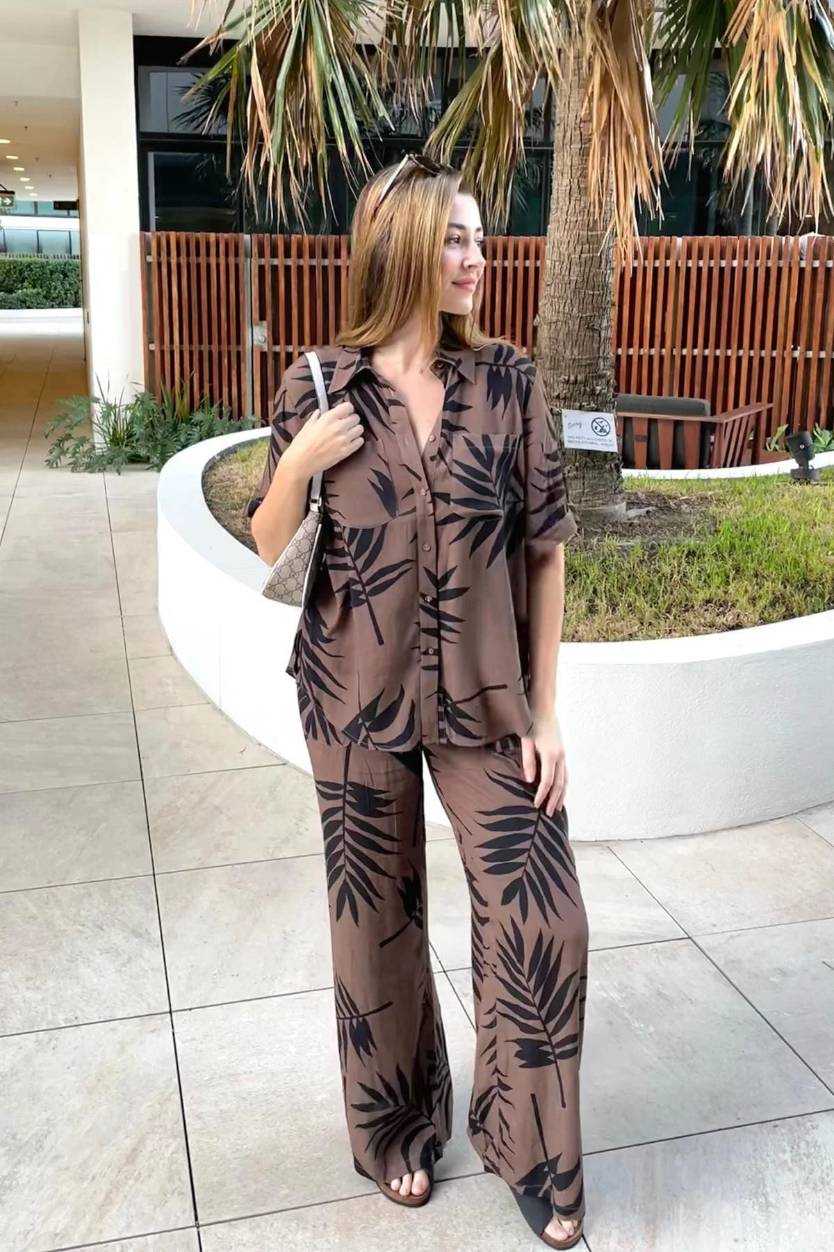 Short Sleeve Button-Up Shirt PALM SILHOUETTE CHOCOLATE - Image 13